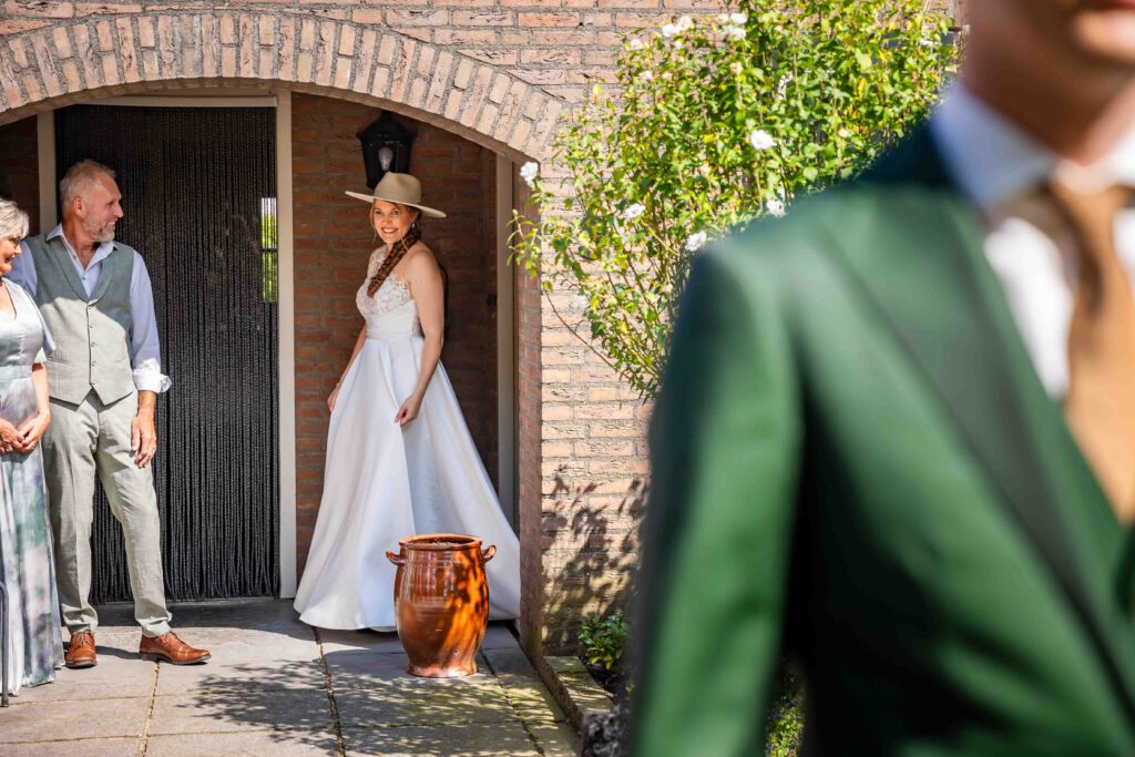 bruid met jurk en houd ziet haar bruidegom voor het eerst
